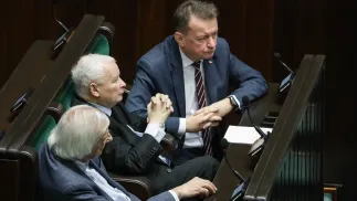 Prezes PiS Jarosław Kaczyński (C), szef KP PiS Mariusz Błaszczak (P) i poseł PiS Ryszard Terlecki (L) na sali obrad Sejmu Fot. PAP/Tomasz Gzell