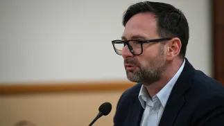 Były prezes Orlenu Daniel Obajtek składa zeznania na sali Sądu Okręgowego w Łodzi. Fot. PAP/Łukasz Szeląg