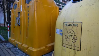 Pojemniki na plastikowe śmieci Fot. PAP/Darek Delmanowicz