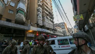 Żołnierze i służby ratunkowe po ataku na Bejrut Fot. PAP/EPA/WAEL HAMZEH