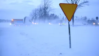Trudne warunki pogodowe, fot. PAP/Darek Delmanowicz