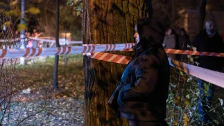 Ewakuacja mieszkańców po pożarze budynku mieszkalnego po rosyjskim ataku na Kijów Fot. PAP/Vladyslav Musiienko