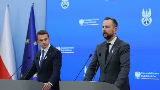 Rzecznik rządu Adam Szłapka oraz wicepremier, minister obrony narodowej Władysław Kosiniak-Kamysz. Fot. PAP/Paweł Supernak