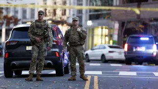 Służby na miejscu postrzelenia żołnierzy. Fot. PAP/EPA/WILL OLIVER