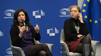Szefowa działu medialnego w Parlamencie Europejskim Raffaella De Marte (L) oraz zastępczyni Dyrektora Generalnego Ukrinform Nataliia Kostina (P). Fot. PAP/Radek Pietruszka 
