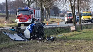 Do wypadku doszło na skrzyżowaniu dróg krajowych nr 39 i 94 w Zielęcicach pod Brzegiem. Fot. PAP/	Krzysztof Świderski