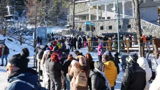 Kolejka turystów na stacji dolnej kolei linowej na Kasprowy Wierch. Fot. PAP/Grzegorz Momot