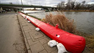 Podniesiony poziom wody w rzece Elbląg. Fot. PAP/Andrzej Jackowski 