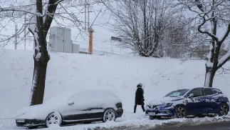 Śnieg w Olsztynie. Fot. PAP/Tomasz Waszczuk