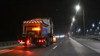 Pługoposypywarka na trasie S7 w okolicy miejscowości Narusa Fot. PAP/Andrzej Jackowski