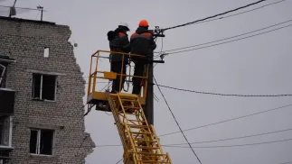 Ремонтные работы после российских атак. Fot. Facebook/Міністерство енергетики України 