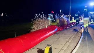 W zagrożonych rejonach miasta prewencyjnie rozłożone zostały rękawy przeciwpowodziowe Fot. Miasto Elbląg