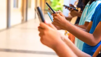 Medioznawca o Smartfony. Zdjęcie ilustracyjne. Fot. WESTOCK/Adobe StockWBD: więcej powodów do niepokoju niż do zadowolenia dla polskiego rynku medialnego