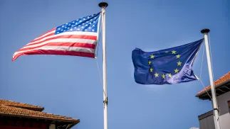 Flagi USA i UE. Zdjęcie ilustracyjne. Fot. EduBFoto/Adobe Stock