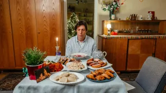 Eryk Kulm twarzą kampanii zwracającej uwagę na problem samotności i ubóstwa seniorów w okresie świąt. Fot. Materiały prasowe