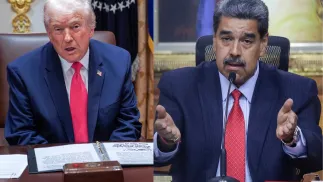 Donald Trump (L) i Nicolas Maduro (P). Fot. EPA/RONALD PENA R./YURI GRIPAS / POOL