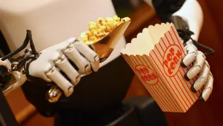 Humanoidalny robot Tesli — Optimus podaje popcorn na jarmarku PAP/EPA/HANNIBAL HANSCHKE