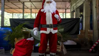 Mężczyzna przebrany za Świętego Mikołaja. Fot. EPA/Miguel Gutierrez