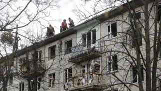 Zniszczenie po ataku w Kijowie z 23 grudnia Fot. PAP/EPA/SERGEY DOLZHENKO