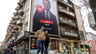 Plakat wyborczy Albina Kurtiego w Prisztinie Fot. PAP/EPA/GEORGI LICOVSKI