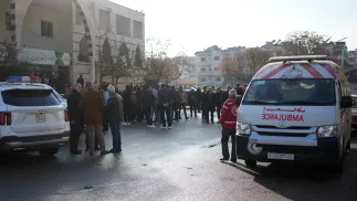 Ambulans przed meczetem, w którym doszło do zamachu Fot. PAP/EPA/AHMAD FALLAHA