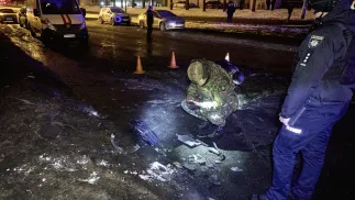 Zniszczenia po ataku rosyjskim na Harków Fot. PAP/EPA/SERGEY KOZLOV