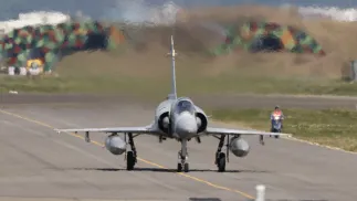 Myśliwiec Mirage 2000 należący do tajwańskich sił powietrznych przygotowuje się do startu w bazie lotniczej w Hsinchu na Tajwanie Fot. PAP/EPA/RITCHIE B. TONGO