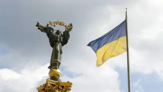 Украинский флаг и монумент Независимости на площади Независимости в Киеве. Fot. PAP/EPA/SERGEY DOLZHENKO (фотоиллюстрация)