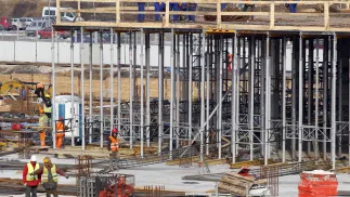 Pracownicy budowlani Fot. PAP/Andrzej Grygiel