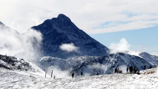 Turyści w rejonie Kasprowego Wierchu. W tle Krywań Fot. PAP/Grzegorz Momot