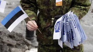 Естонський військовий під час святкування дня Незалежності країни в Нарві. Fot. PAP/EPA/VALDA KALNINA