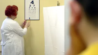 Badanie wzroku. Fot. PAP/Darek Delmanowicz