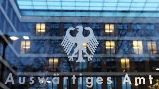 Написом "Закордонні справи" біля входу до будівлі МЗС Німеччини в Берліні. Fot. PAP/EPA/FELIPE TRUEBA