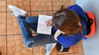 Czytające dziecko (zdjęcie ilustracyjne). Fot. PAP/Marcin Bielecki