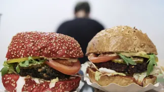 Hamburgery. Fot. PAP/Adam Warżawa