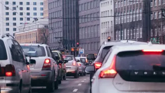 Автомобили в центре Варшавы.  Fot. PAP/Albert Zawada (фотоиллюстрация)