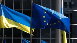 Flaga Ukrainy i flaga Unii Europejskiej Fot. PAP/EPA/STEPHANIE LECOCQ