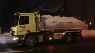 Wywóz śniegu z miasta. Fot. PAP/Grzegorz Momot