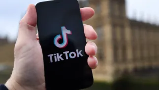 Na TikToku rośnie trend z treściami rezygnacyjnymi młodzieży Fot. PAP/EPA/ANDY RAIN