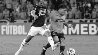 Mario Pineida (z prawej, przy piłce), fot. PAP/EPA/EFE/Jonathan Miranda