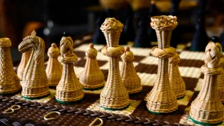 Szachy wykonane z wikliny (zdjęcie ilustracyjne). Fot. PAP/Jakub Kaczmarczyk