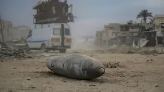 Izraelski pocisk leżący na środku drogi w Strefie Gazie. Fot. EPA/MOHAMMED SABER