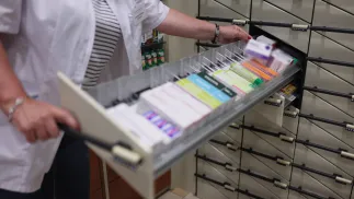 Farmaceutka wyjmuje leki w aptece Fot. PAP/Leszek Szymański