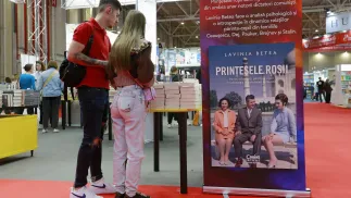 Бухарест. 2024 г. Книжная ярмарка.  Пара рассматривает книгу, посвященную семье покойного коммунистического диктатора Николае Чаушеску. Fot. PAP/EPA/ROBERT GHEMENT