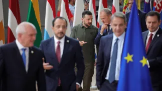 Premier Donald Tusk i prezydent Ukrainy Volodymyr Zelensky. Fot. PAP/EPA/	OLIVIER MATTHYS (zdjęcie ilustracyjne)