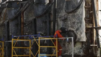 Ремонт зруйнованого заводського трансформатора на Київщині. Fot. PAP/EPA/SERGEY DOLZHENKO (фотоілюстрация)