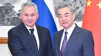 Sekretarz rosyjskiej Rady Bezpieczeństwa Siergiej Szojgu i minister spraw zagranicznych Wang Yi Fot. PAP/EPA/XINHUA/YUE YUEWEI