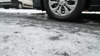 Oblodzona jezdnia Fot. PAP/Marcin Bielecki