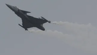 Rzecznik tajlandzkiej armii generał Winthai Suvaree powiedział, że naloty były wymierzone w kambodżańską infrastrukturę wojskową. Fot. PAP/EPA/	NARONG SANGNAK