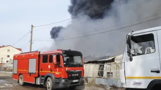 Українські рятувальники працюють на місці атаки безпілотника в Одесі, південна Україна, 11 березня 2025 року. Фотоілюстрація. Fot. PAP/EPA/IGOR TKACHENKO 